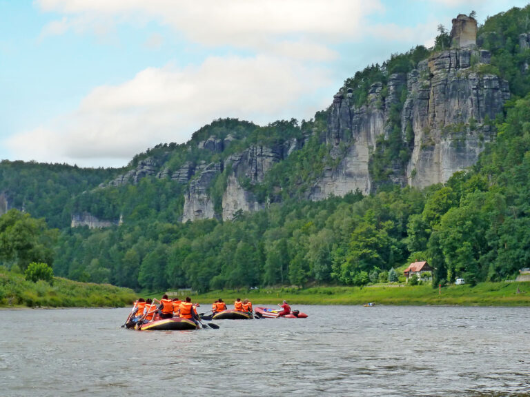 Mit dem Schlauchboot auf der Elbe unterwegs