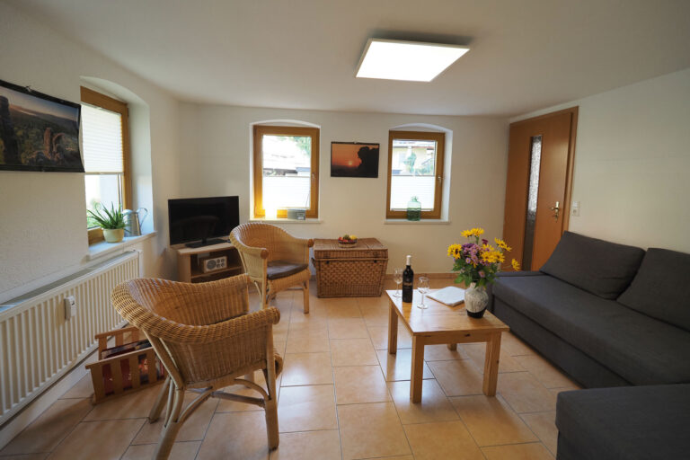 Felsen - gemütliches Wohnzimmer mit angrenzendem Esszimmer