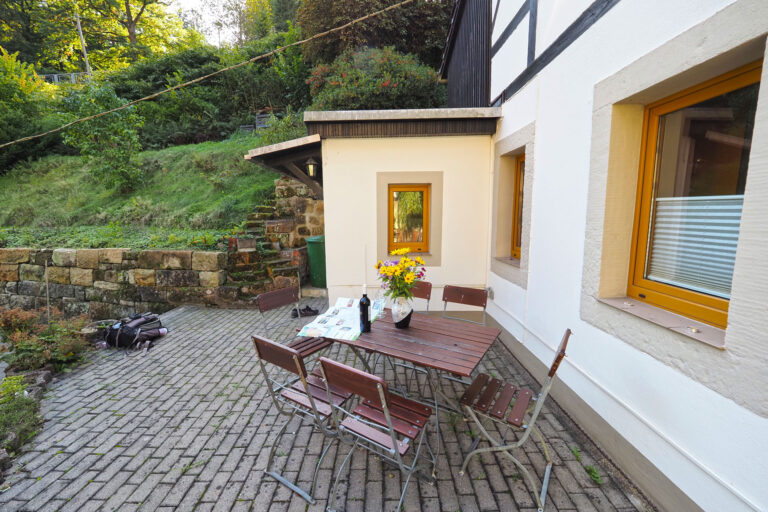 Felsen - eigene Terrasse mit Sitzmöglichkeit