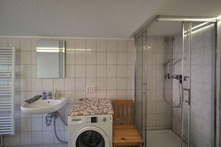 Tal - Bad mit Dusche/WC und Waschmaschine (EG)
