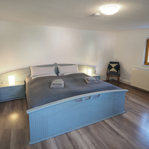 Tal - Schlafzimmer mit 1 Doppelbett (1. Etage)