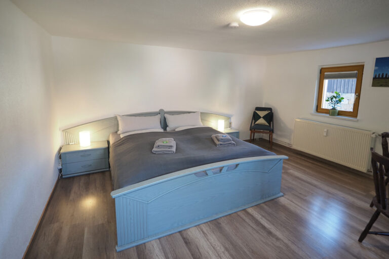 Tal - Schlafzimmer mit 1 Doppelbett (1. Etage)