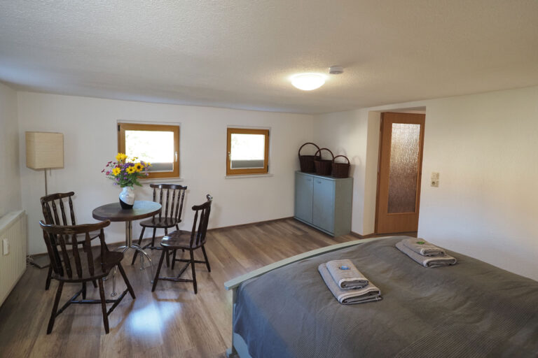 Tal - Schlafzimmer mit 1 Doppelbett (1. Etage)