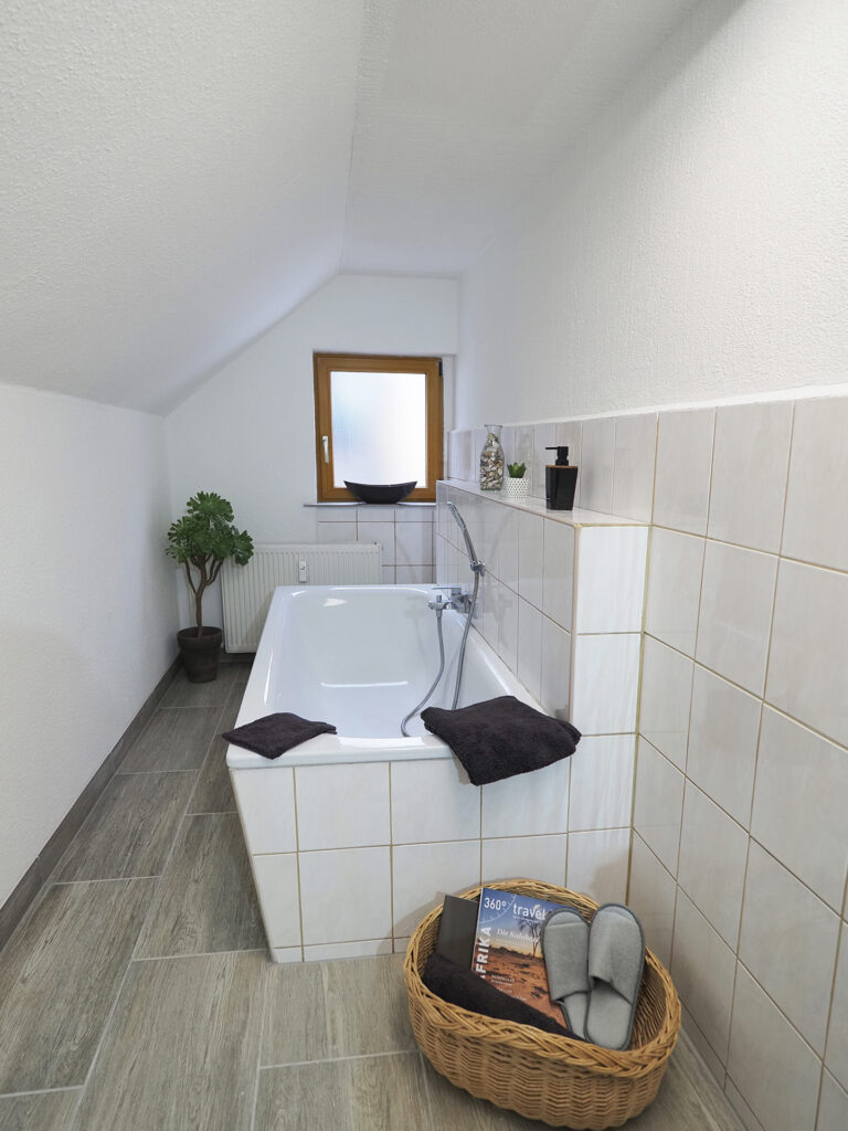 Tal - Bad mit Wanne/WC (1. Etage)